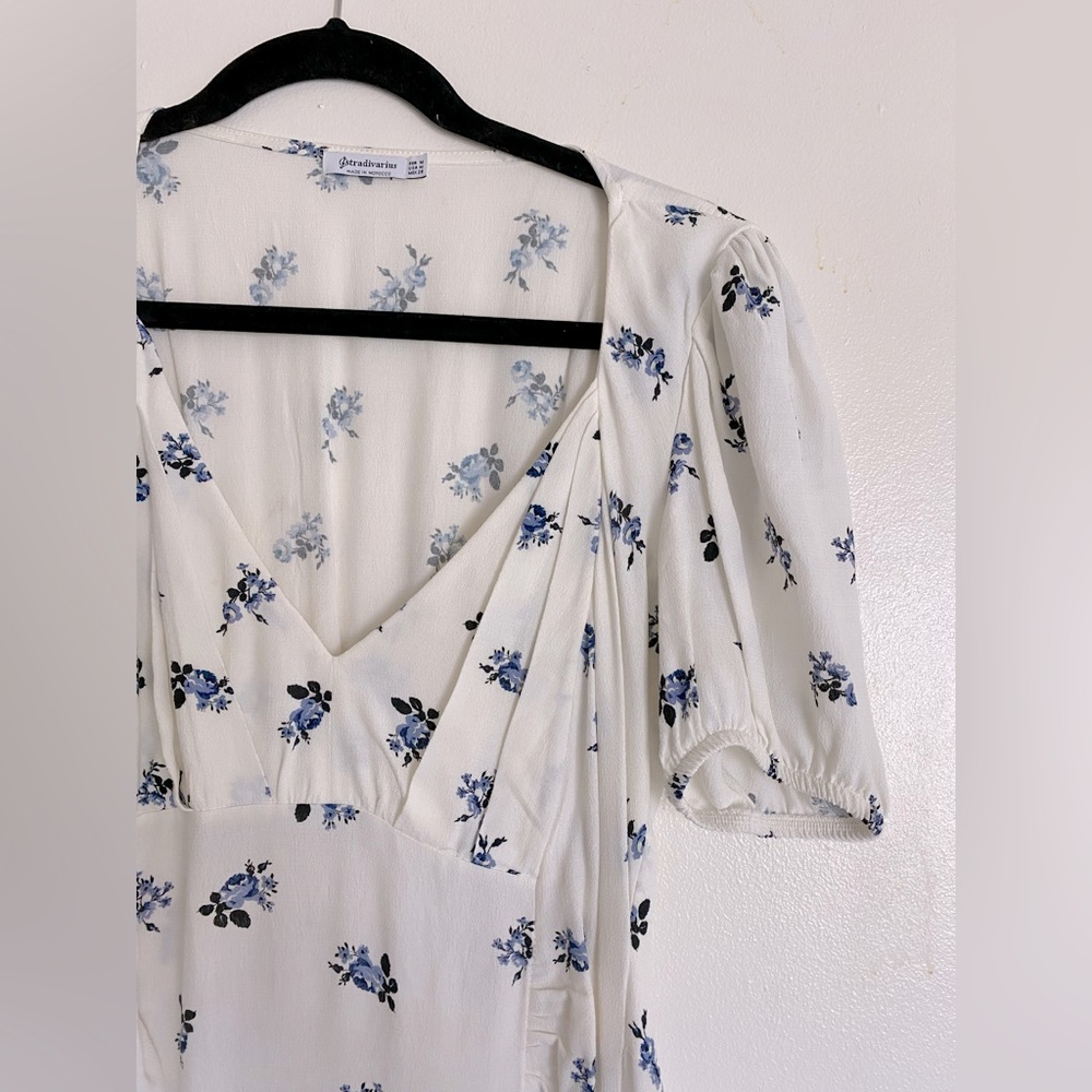 Cute midi dress from Stradivarius. Size M but fits like S.